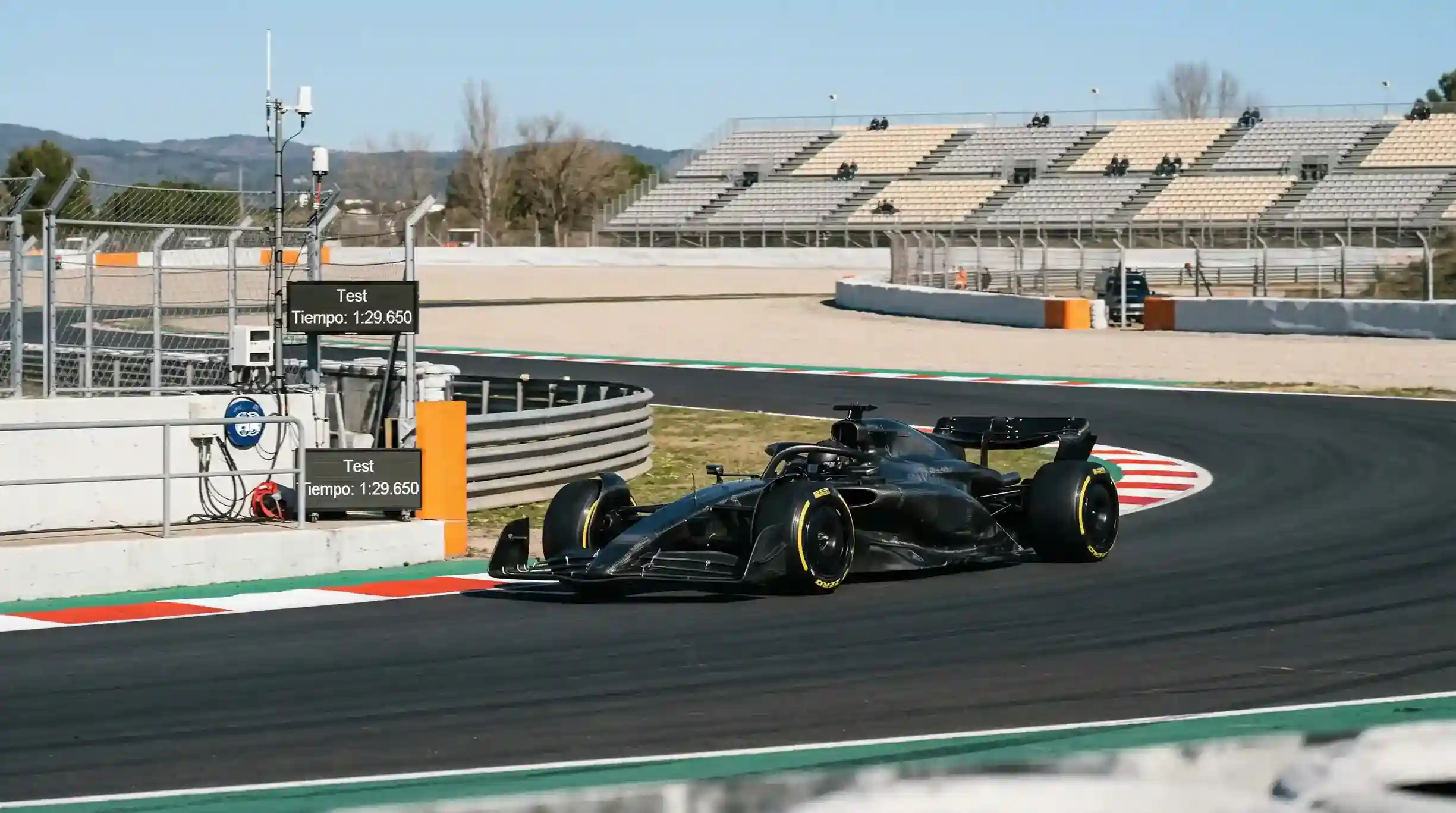 Monoplaza de Formula 1 en los test de pretemporada en un circuito soleado