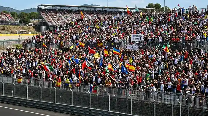 Gradas llenas de aficionados con banderas durante un Gran Premio de Formula 1