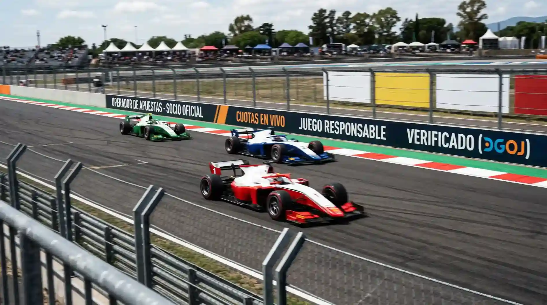 Valla publicitaria de operador de apuestas junto a la pista durante un Gran Premio de Formula 1