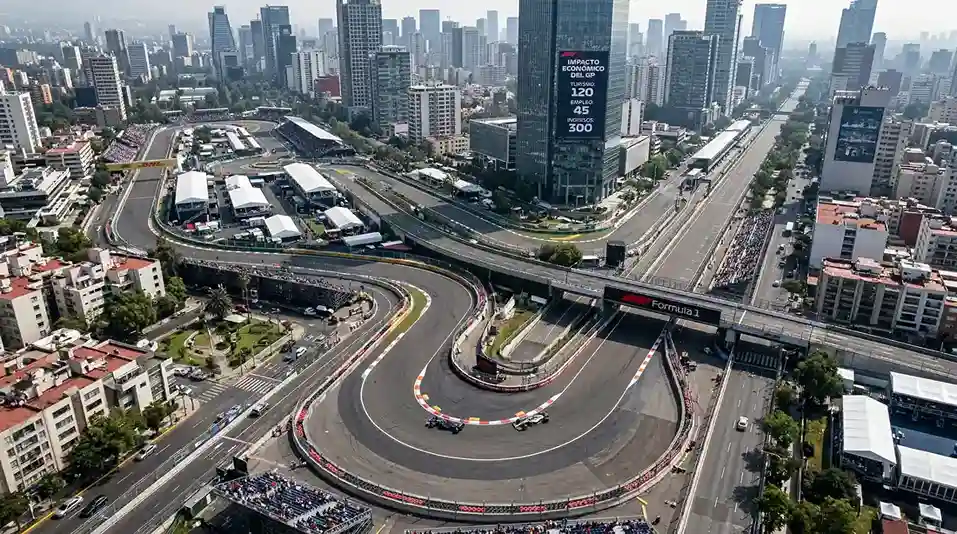 Vista aerea de un circuito de Formula 1 integrado en una ciudad con rascacielos al fondo